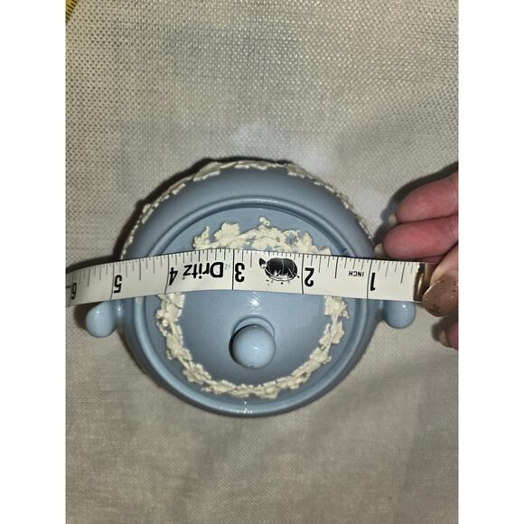 3 Pieces Wedgewood Queensware White on Blue 2 Serving and 1 Lidded Sugar Bowl - Picture 10 of 11